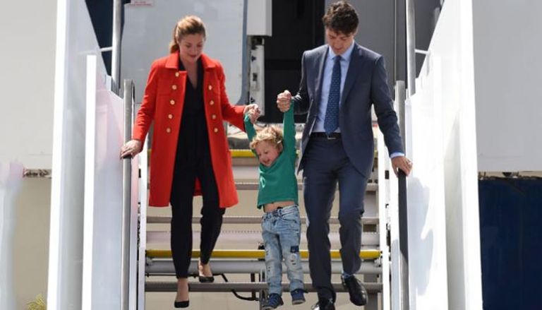 رئيس الوزراء الكندي وزوجته وطفلهما عند الوصول لألمانيا (الفرنسية)