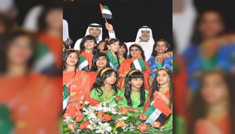 الشيخ نهيان بن مبارك وزير الثقافة الإماراتي مع أطفال البرنامج