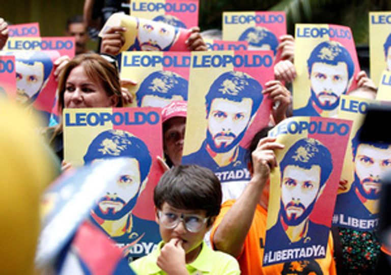 ليوبولدو لوبيز زعيم المعارضة الفنزويلية يلوّح لأنصاره أمام منزله