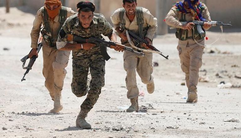 مقاتلون أكراد في إحدى معارك الرقة مع تنظيم داعش الإرهابي