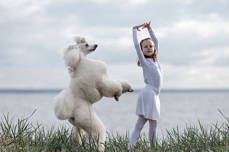 الطفلة ماريا بالكينا مع كلبها