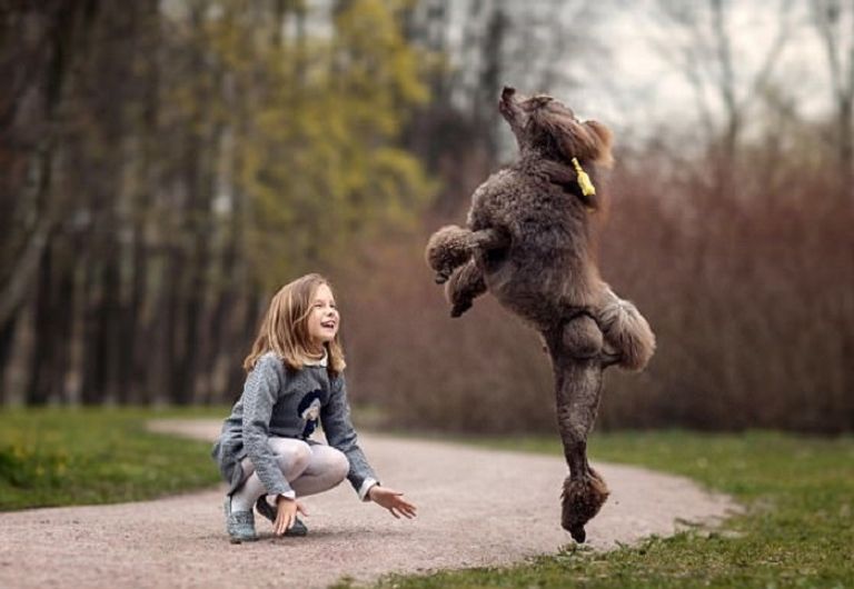 الطفلة ماريا بالكينا مع كلبها