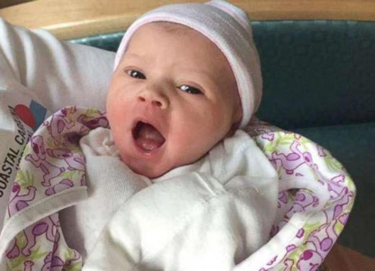 لافتة إعلانات كبيرة على الطريق السريع احتفالا بالخبر