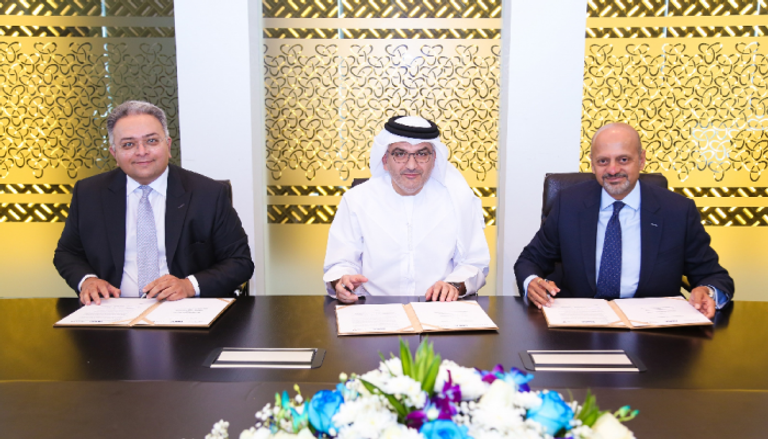 جانب من توقيع الاتفاقية بين بورصة دبي للذهب والسلع وسوق أبوظبي للأوراق المالية