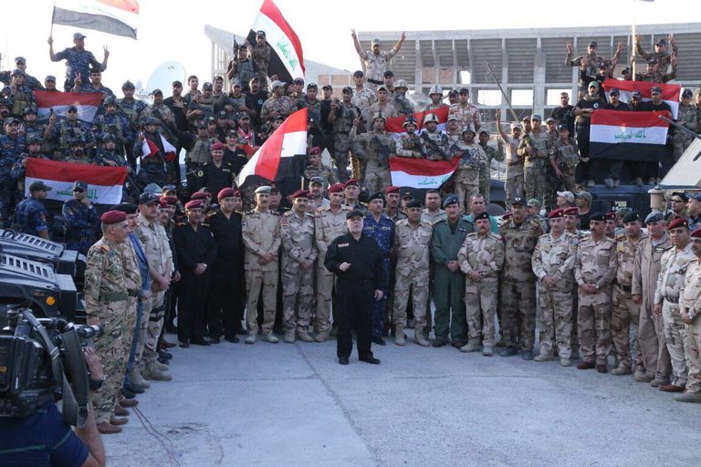 فرحة الجنود بعد إعلان النصر على داعش في الموصل (الفرنسية)