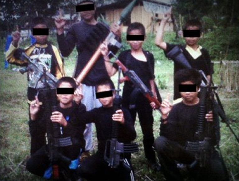 أحد الجنود يحمل طفلة تم إنقاذها من مدينة ماراوي (أ ف ب)