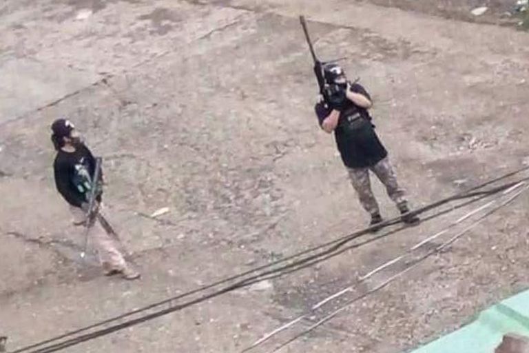 أحد الجنود يحمل طفلة تم إنقاذها من مدينة ماراوي (أ ف ب)