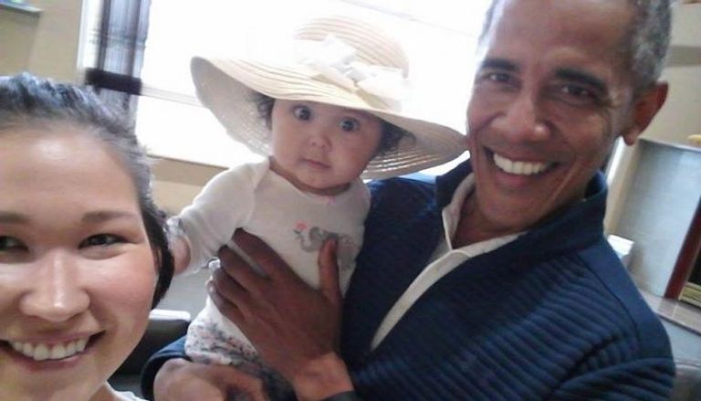 والدة الطفلة تلتقط سيلفي مع  أوباما