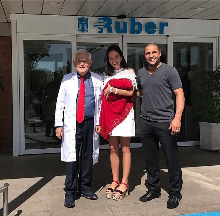 كارلوس مع زوجته والمولودة الجديدة