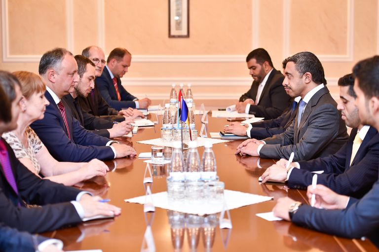 رئيس جمهورية مولدوفا يستقبل الشيخ عبدالله بن زايد في العاصمة