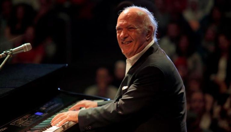 نشاط فني للمطربين والمطربات صيفا