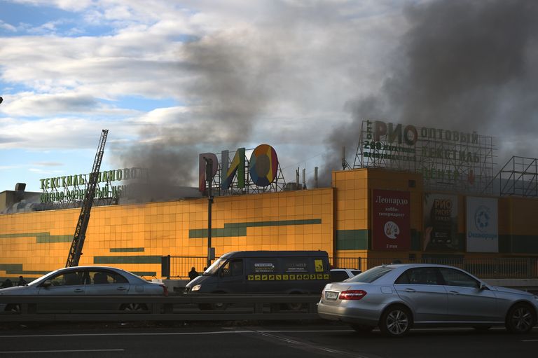 عربات المطافئ تحاصر مكان الحريق (الفرنسية)