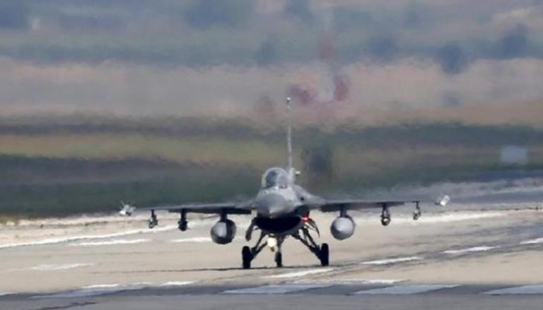 طائرة اف-16 تركية تقلع من قاعدة جوية بجنوب البلاد