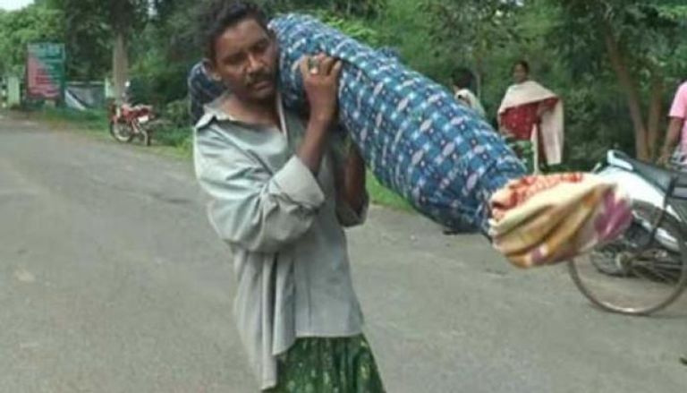 هندي يحمل جثمان زوجته على كتفه