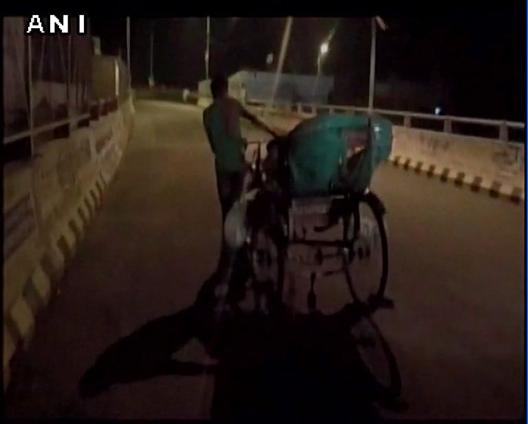 هندي كفن جثمان زوجته في سجادة