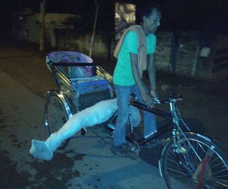 هندي كفن جثمان زوجته في سجادة