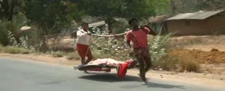 هندي كفن جثمان زوجته في سجادة