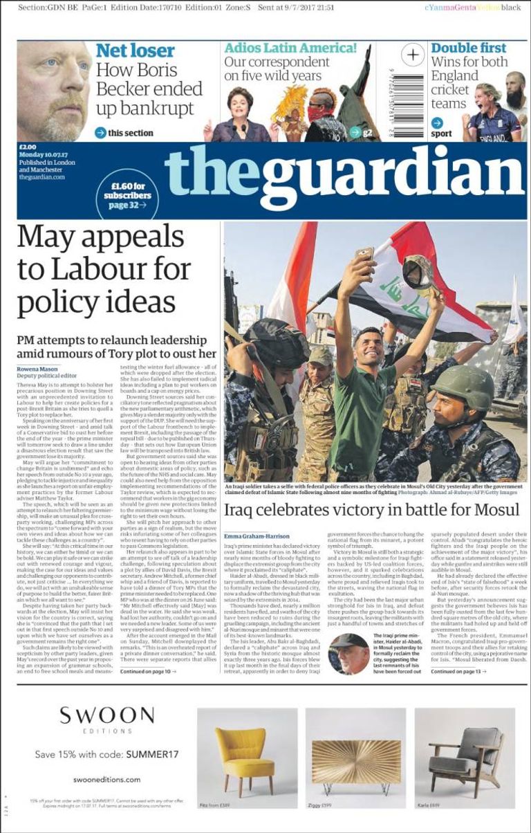 جنود عراقيون يحتفلون بتحرير الموصل