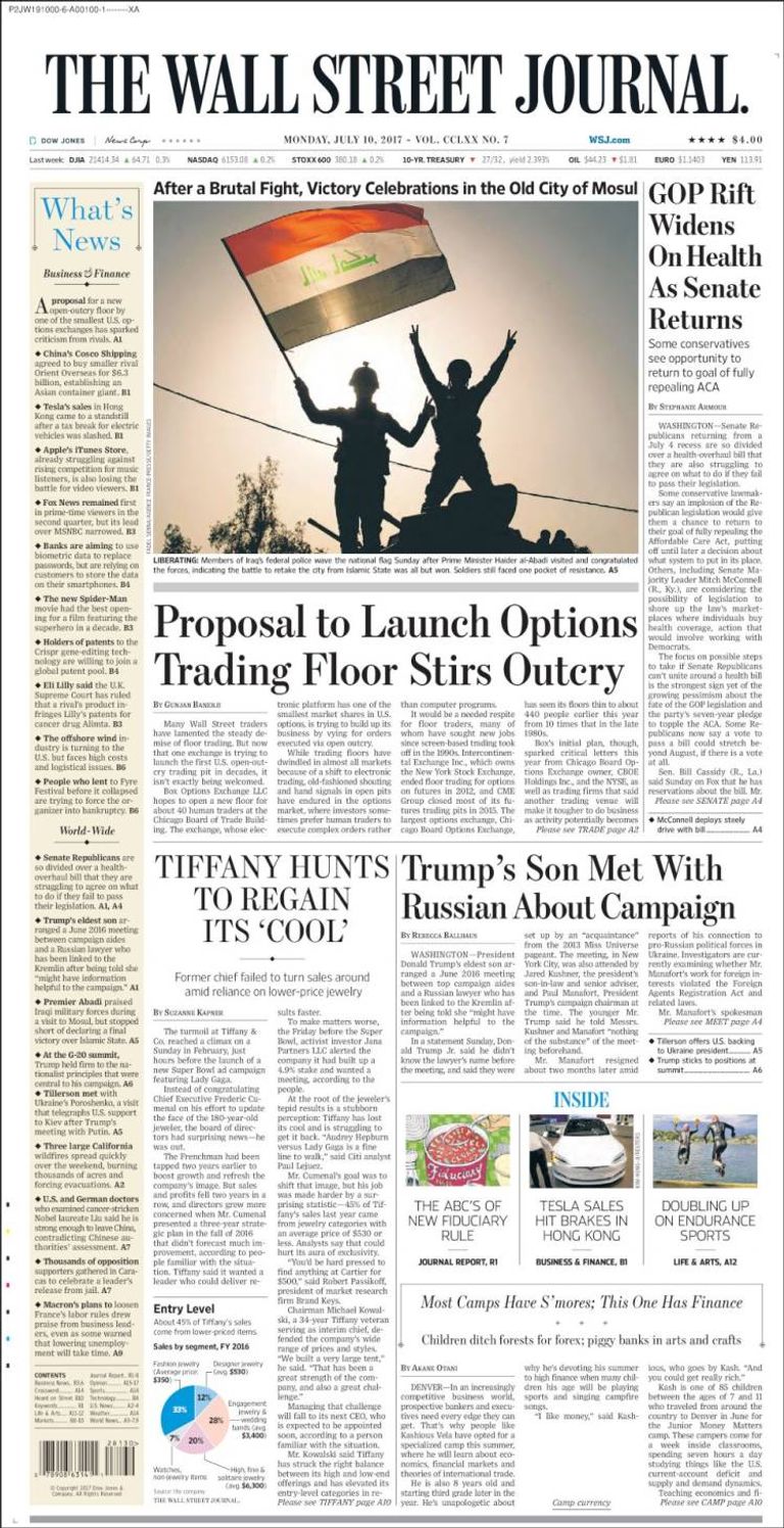 جنود عراقيون يحتفلون بتحرير الموصل