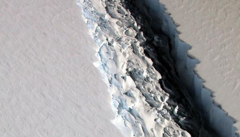 الشق الذي تسبب في انفصال تريليون طن من الجليد عن أنتاركتيكا