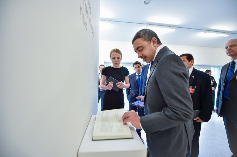 الشيخ عبدالله بن زايد خلال زيارته لمركز التعليم المدني في ليتوانيا