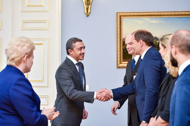 رئيسة ليتوانيا أثناء استقبالها الشيخ عبدالله بن زايد