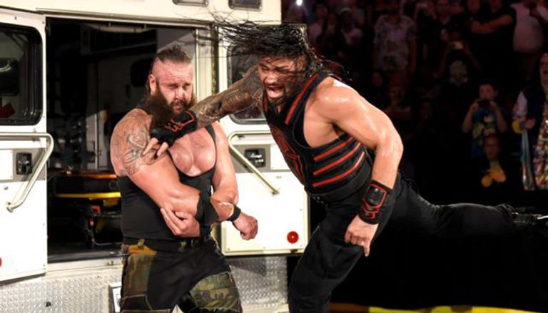 برون سترومان يحاول إدخال رومان رينز سيارة الإسعاف