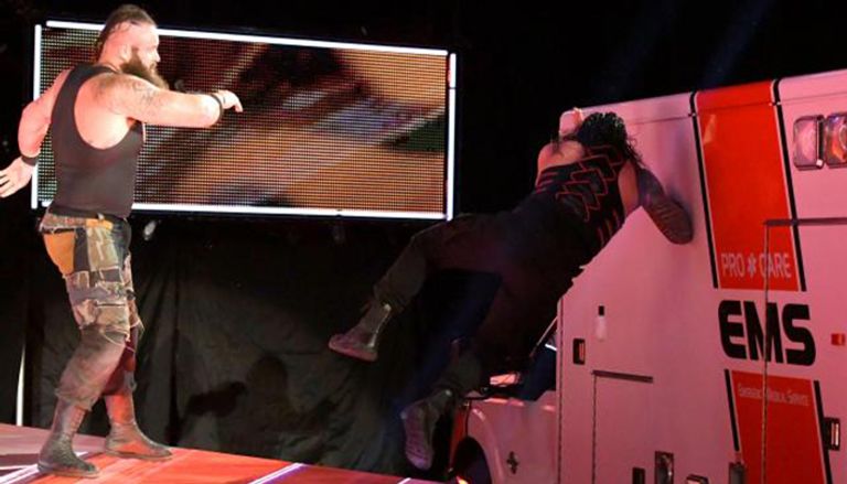 برون سترومان يحاول إدخال رومان رينز سيارة الإسعاف