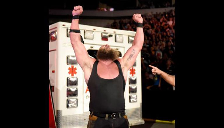 برون سترومان يحاول إدخال رومان رينز سيارة الإسعاف