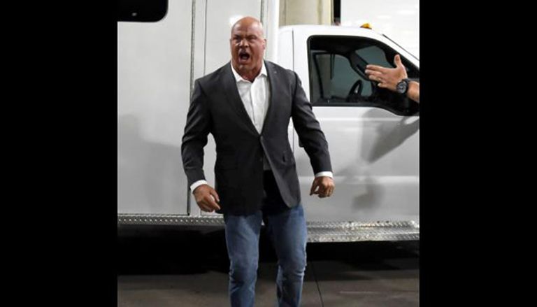 برون سترومان يحاول إدخال رومان رينز سيارة الإسعاف