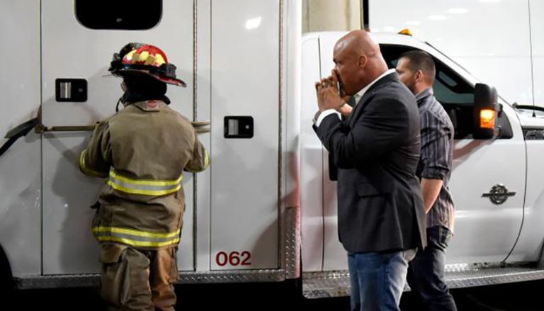 برون سترومان يحاول إدخال رومان رينز سيارة الإسعاف