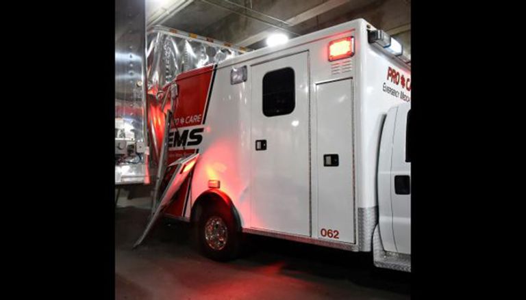 برون سترومان يحاول إدخال رومان رينز سيارة الإسعاف