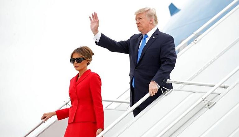 ترامب وزوجته لدى وصولهما باريس (رويترز)