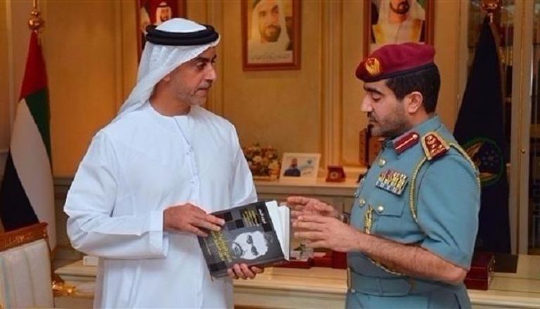 الشيخ سيف بن زايد يطلع على كتاب يتناول تعزيز الأمن لدول الخليج