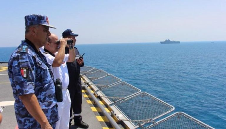 قائد البحرية المصرية ونظيره الفرنسي أثناء متابعة التدريب