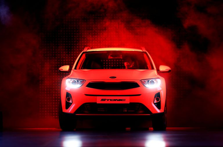 "ستونيك" الجديدة كليا من كيا خلال حفل الإطلاق (رويترز)