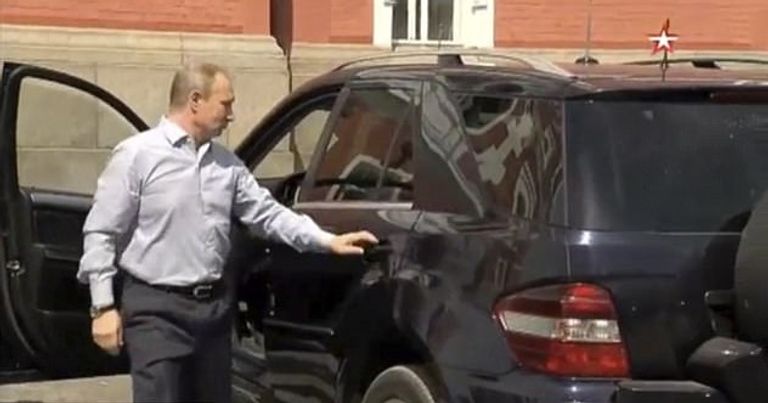 بوتين يفتح باب سيارته للمرأة الغامضة