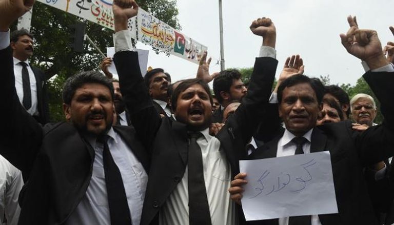 مظاهرات للمحامين احتجاجا على فساد رئيس الوزراء - رويترز