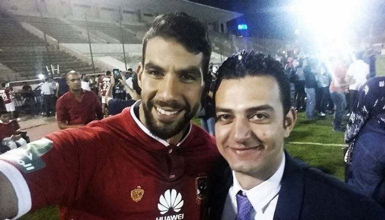 السيد ثابت مع إكرامي حارس الأهلي مواجهة سابقة بين الترجي والأهلي