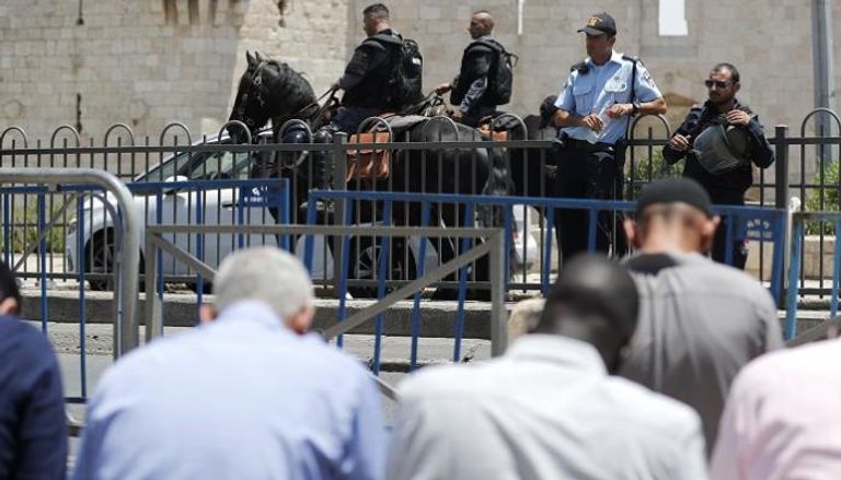 قوات الاحتلال الإسرائيلي أمام المصلين خارج المسجد الأقصى