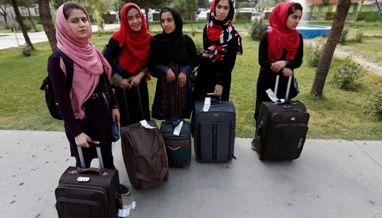 طالبات أفغانيات في انتظار دخول الولايات المتحدة (رويترز)