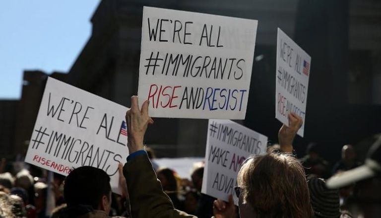 طالبات أفغانيات في انتظار دخول الولايات المتحدة (رويترز)