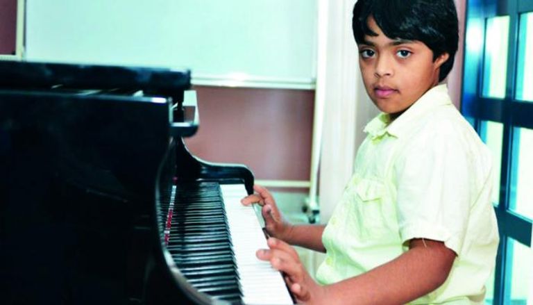 تتاح للمشاركين ممارسة سلسلة من الأنشطة التراثية التي تطور مهاراتهم