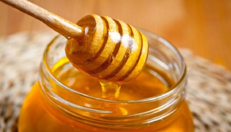 العسل أهم مكون في مستحضرات العناية لتجديد شباب البشرة