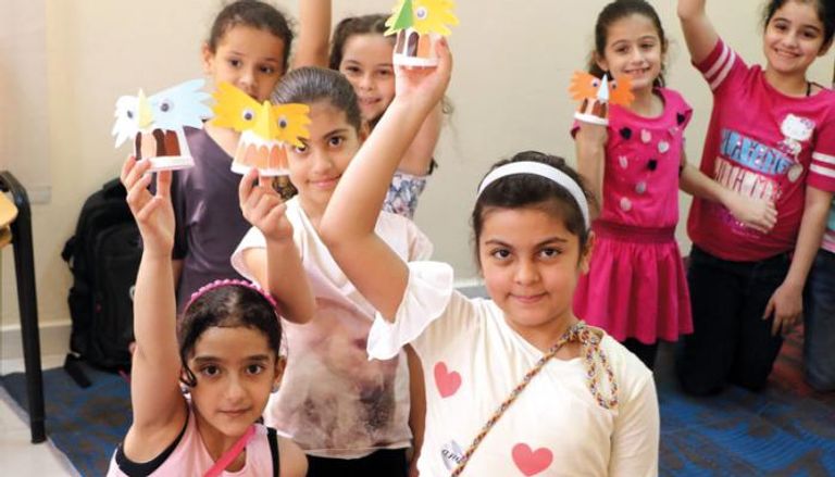 طفلات مشاركات في الورشة بملتقى الحمرية