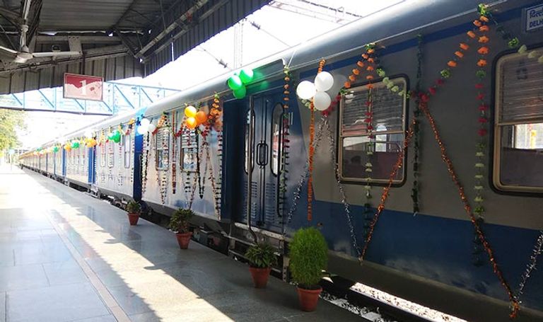 أول قطار في الهند يعمل بالطاقة الشمسية