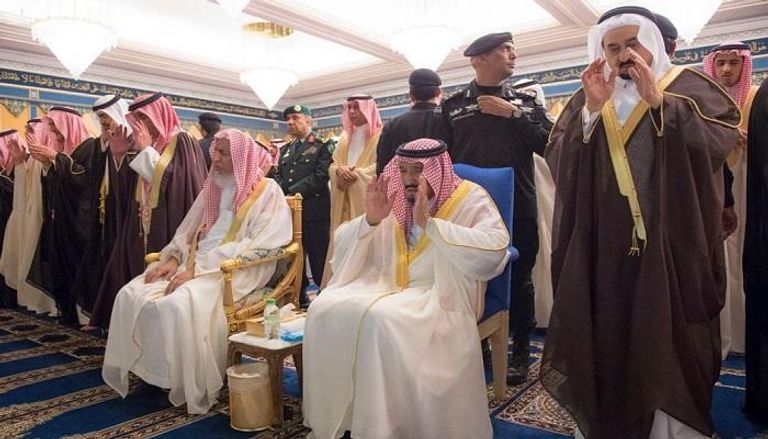 الملك سلمان يؤدي صلاة الميت على الأمير عبد الرحمن