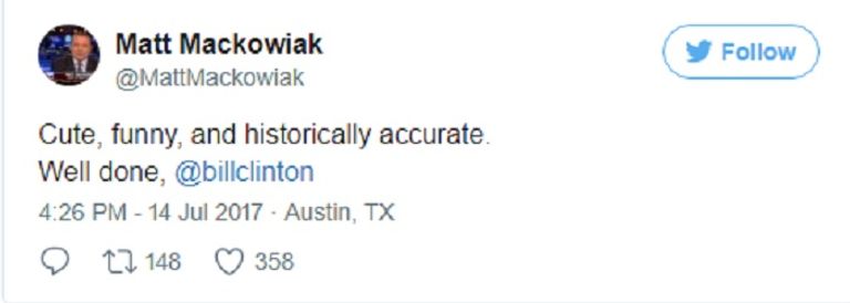 بيل كلينتون وسط تمثالي بوش الأب والابن