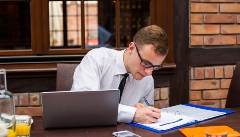 6 تحذيرات جسدية تخبرك بأنك تعمل أكثر من اللازم