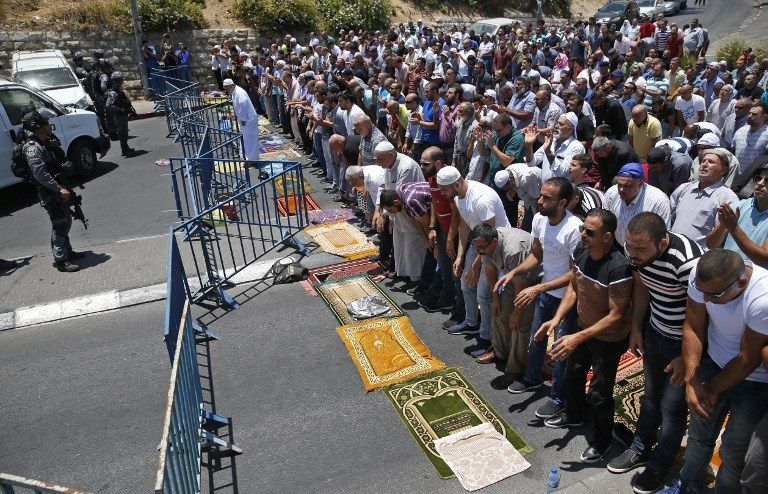 جنود الاحتلال ينصبون بوابات حديدية لتشديد إجراءات التفتيش